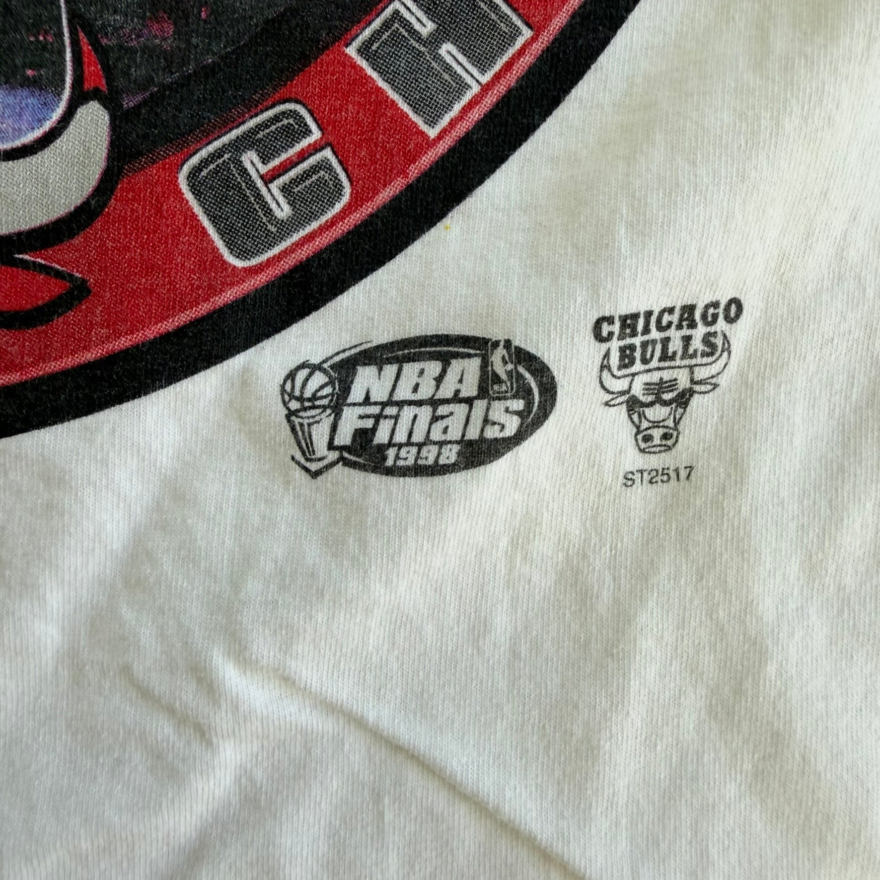 J- Vintage '98 Chicago Bulls NBA Repeat 3 Peat Starter Graphic Made In USA Tee - XL