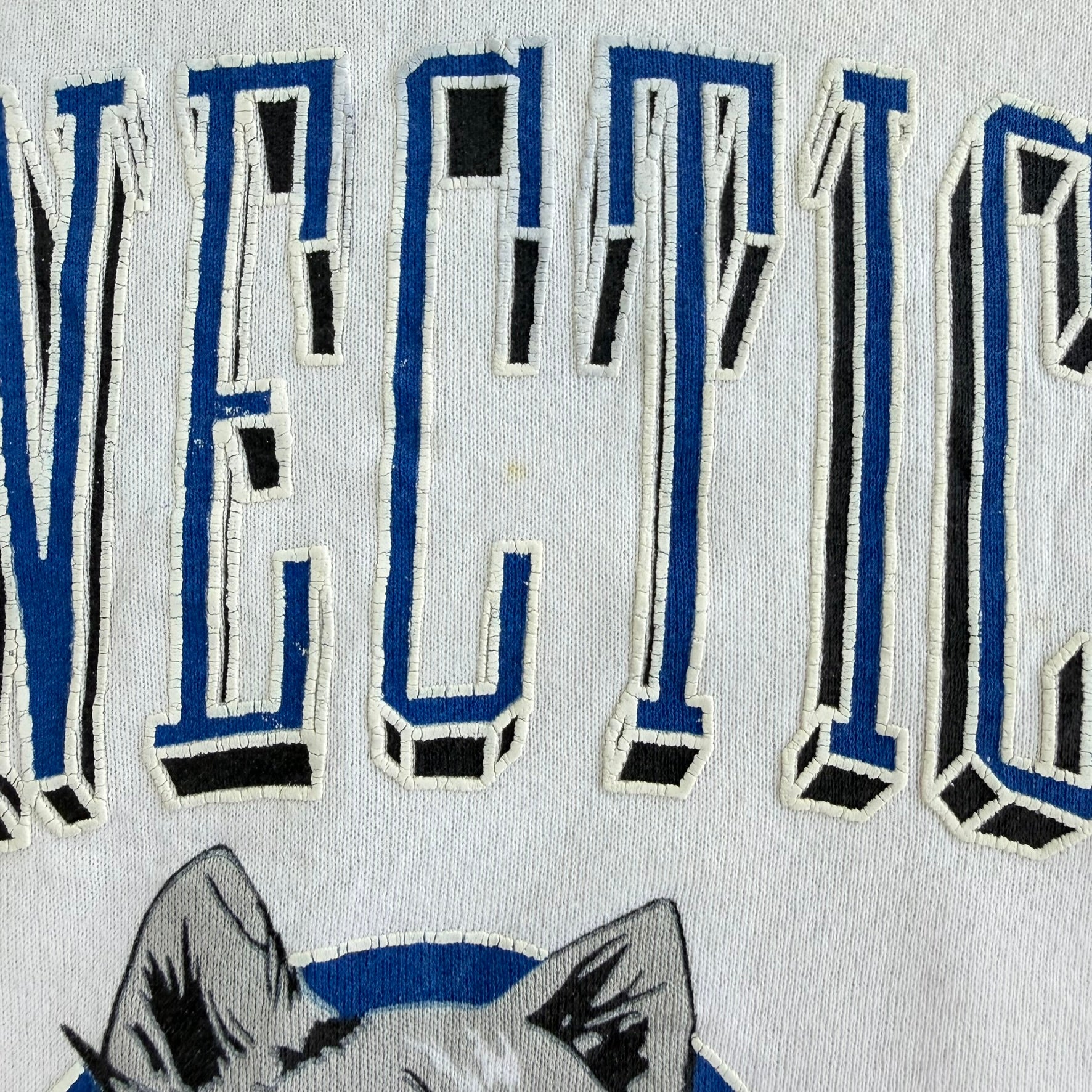 J- Vintage University Of Connecticut Huskies Graphic & Text Made In USA Crewneck - M
