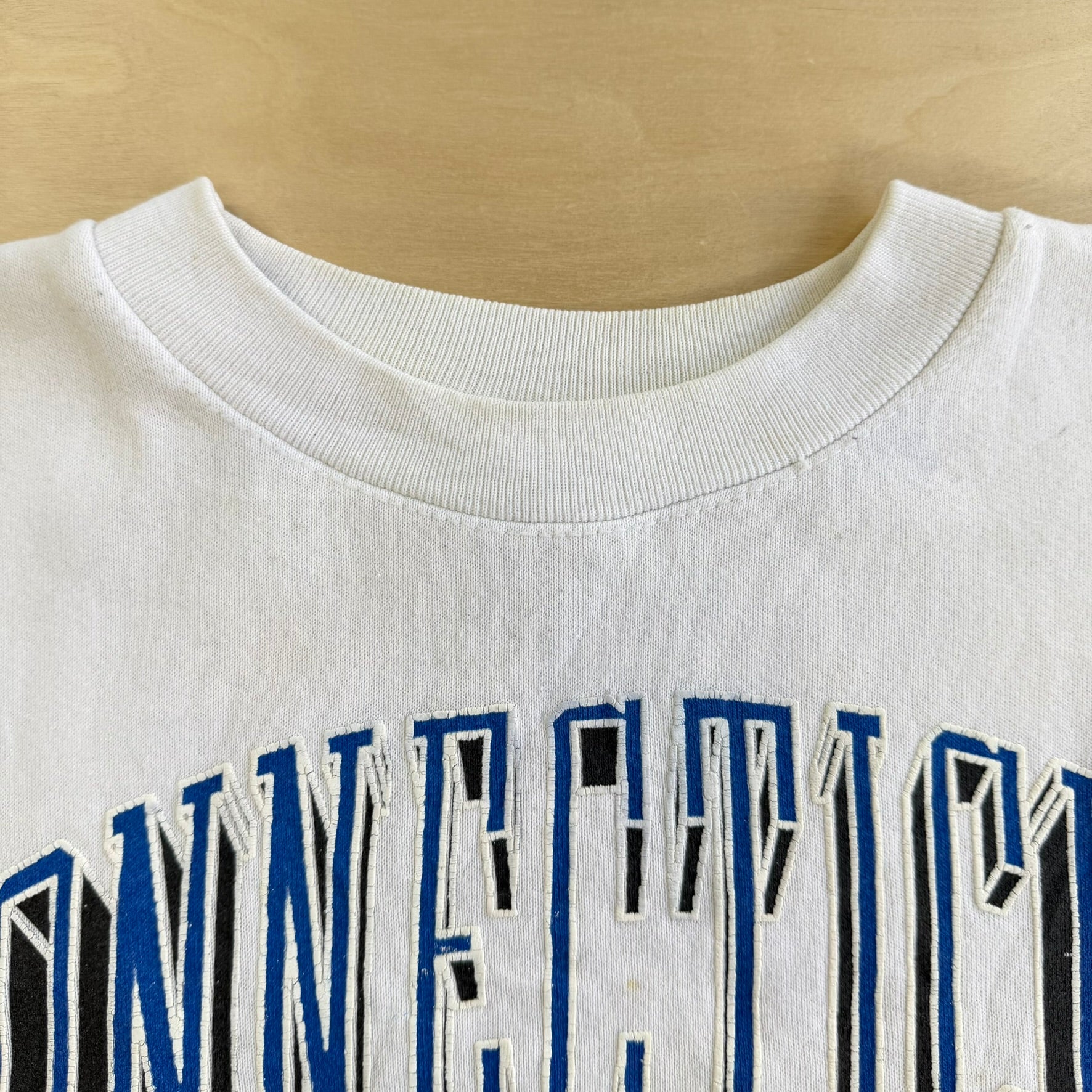 J- Vintage University Of Connecticut Huskies Graphic & Text Made In USA Crewneck - M