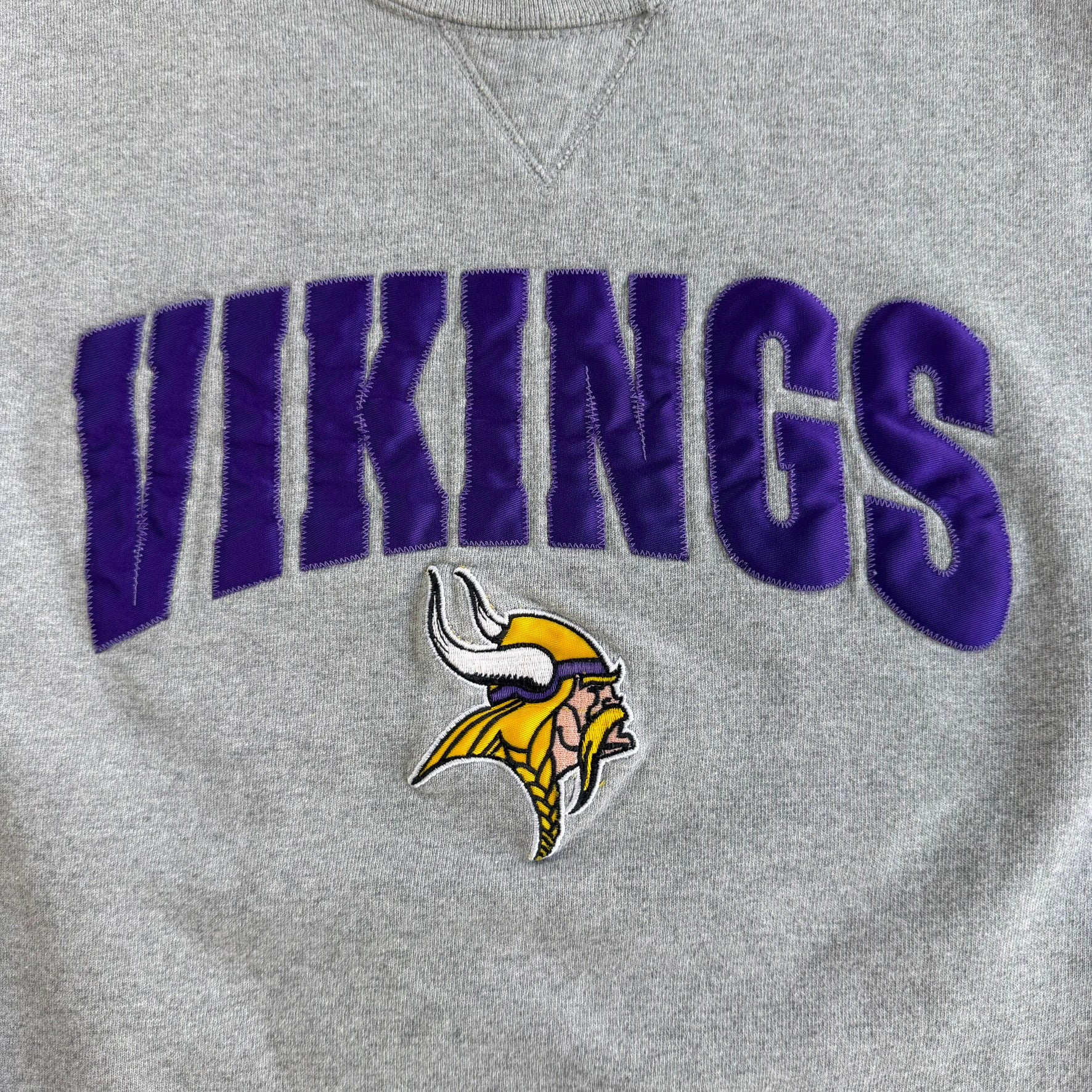 J- Vintage Minnesota Vikings NFL Champion Embroidered Text & Logo Graphic Crewneck - XL