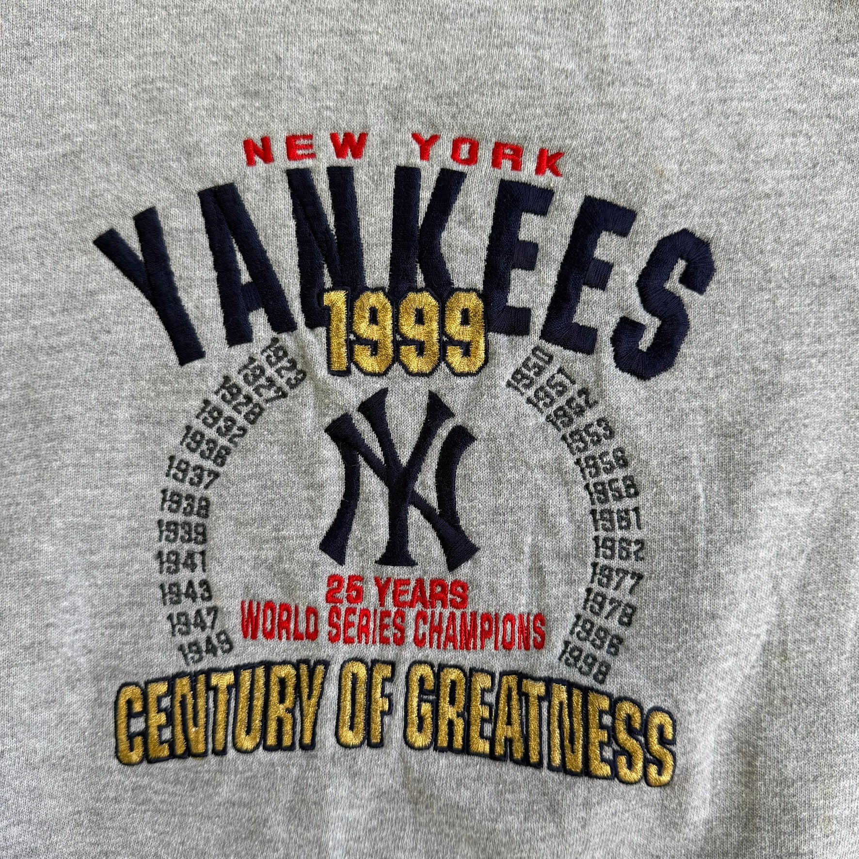 J- Vintage '99 New York Yankees MLB Century Of Greatness Embroidered Crewneck - L