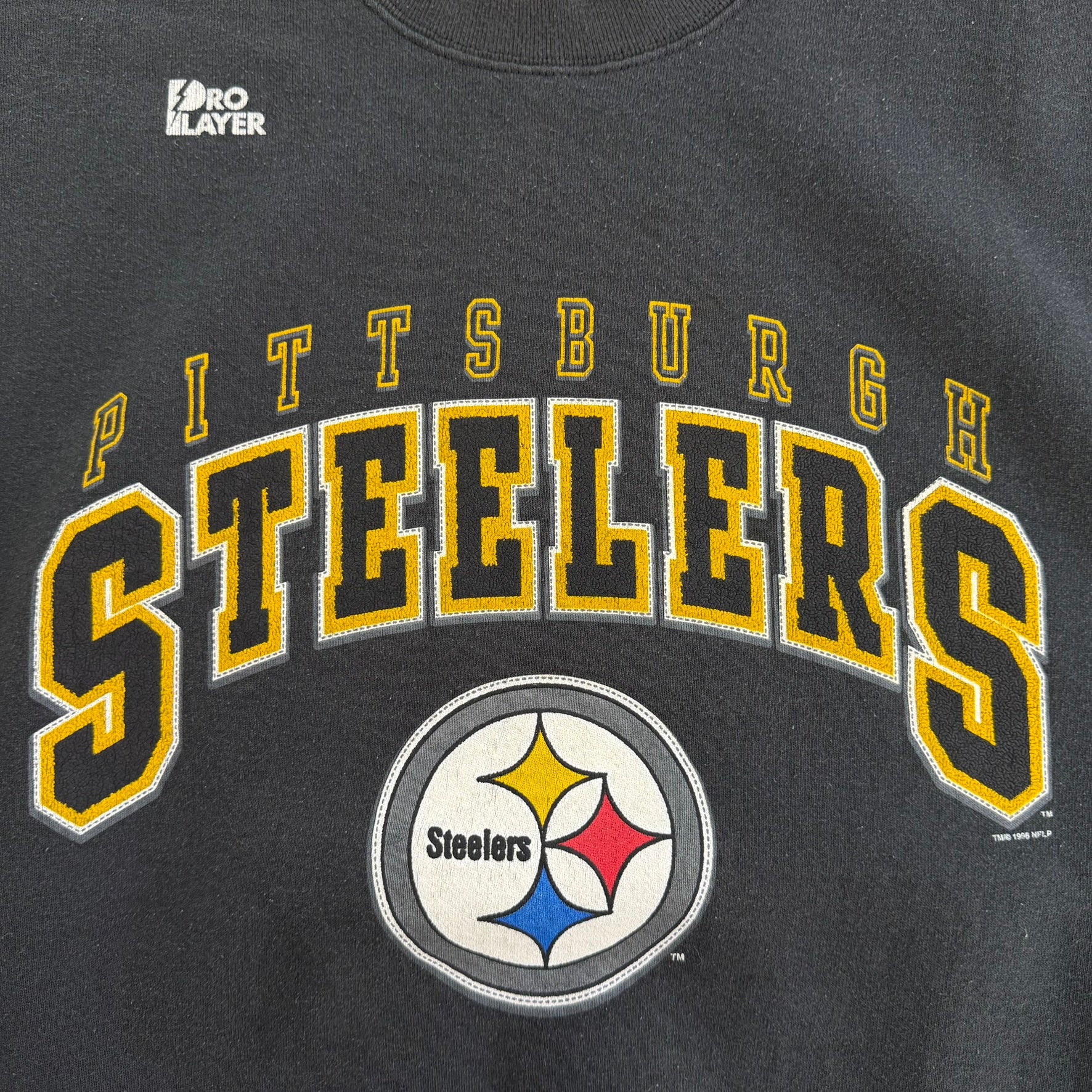 J- Vintage '96 Pittsburgh Steelers NFL Pro Player Logo & Text Graphic Made In USA Crewneck - XL