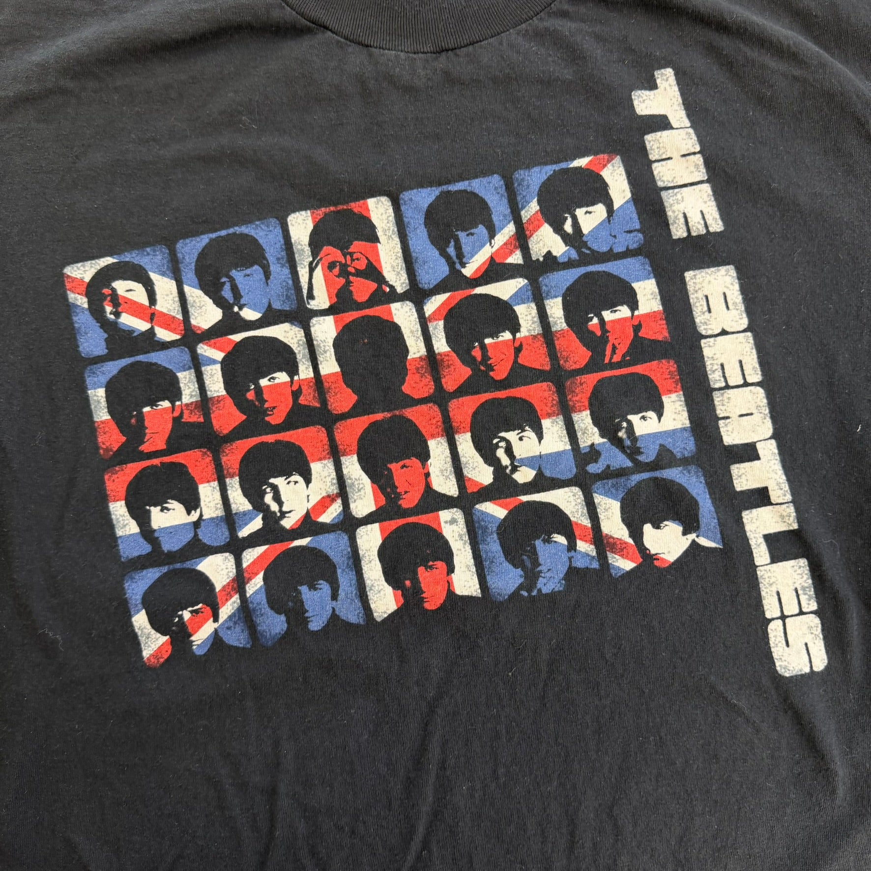 J- Vintage '05 The Beatles UK Flag Graphic & Text Tee - L