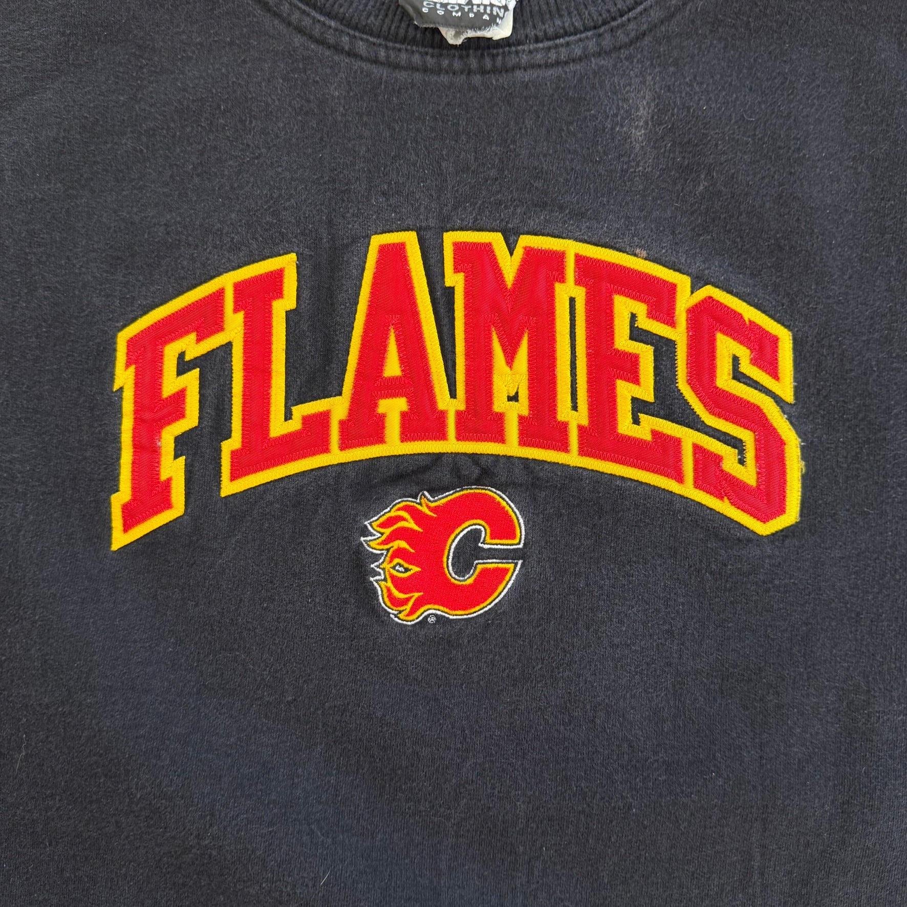 J- Vintage Calgary Flames Embroidered Logo & Text Crewneck - XL