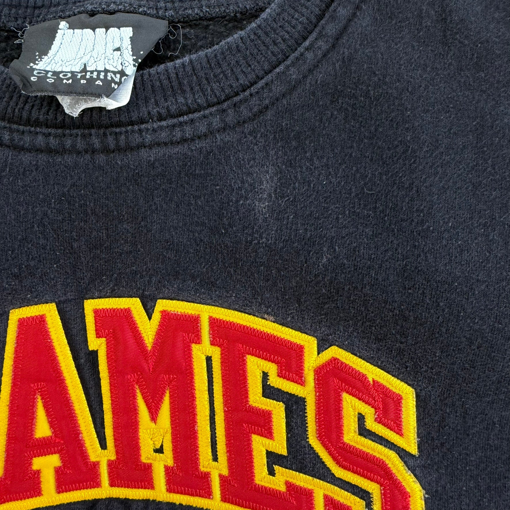 J- Vintage Calgary Flames Embroidered Logo & Text Crewneck - XL