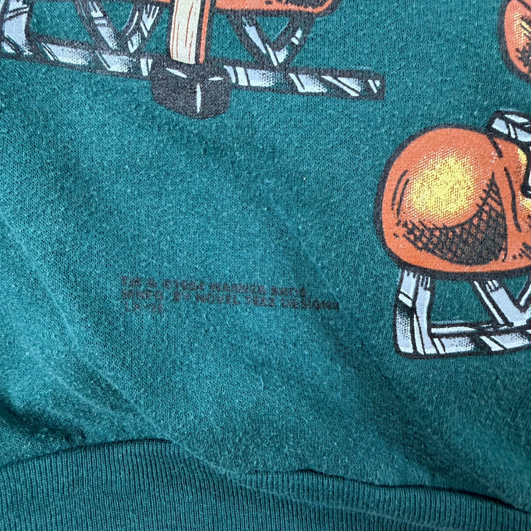 J- Vintage '94 Looney Tunes Characters Hockey Graphic Crewneck - L