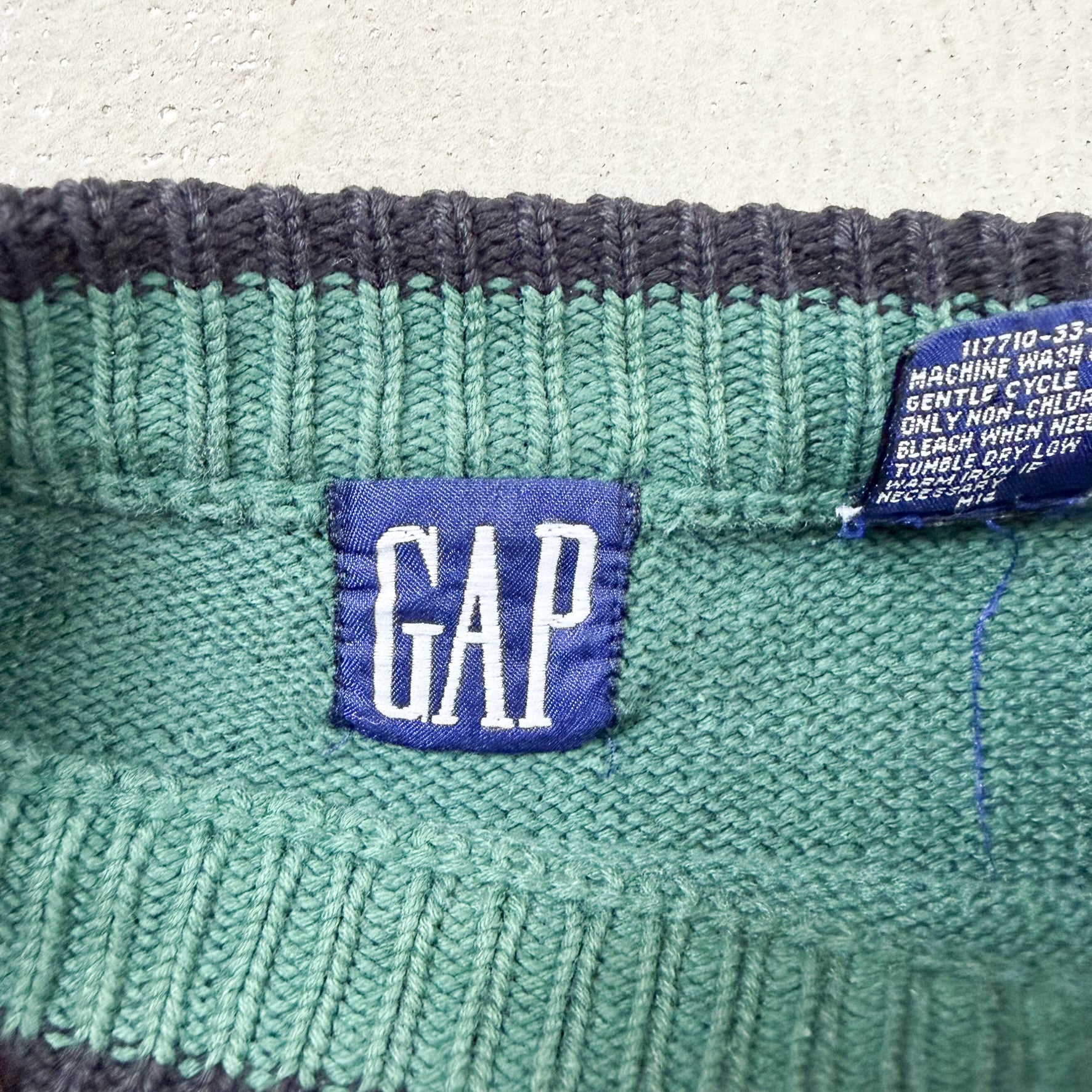 F- Vintage Gap Plaid Design Knit Sweater