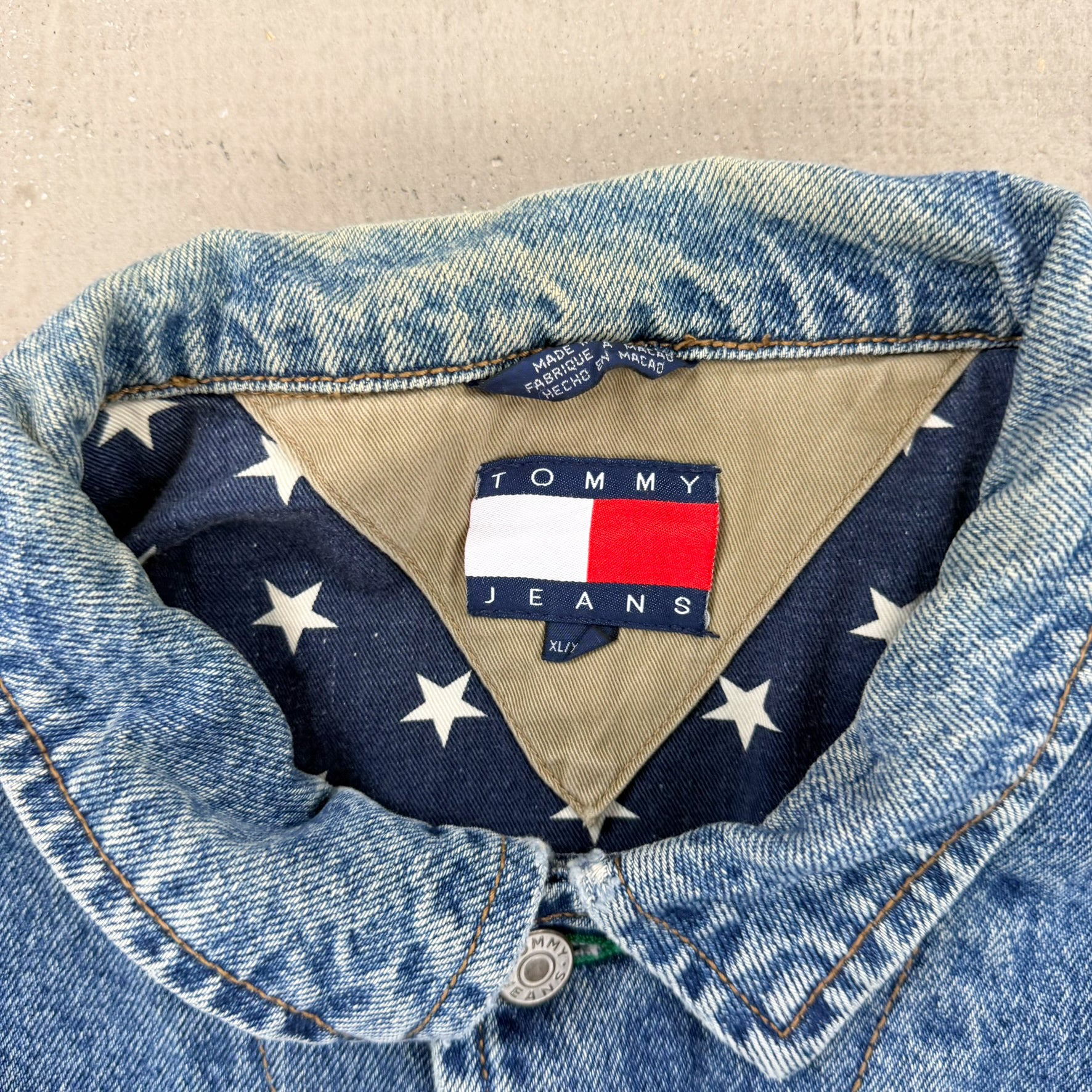 F- Vintage Tommy Hilfiger Tommy Jeans American Flag Lining Denim Jacket