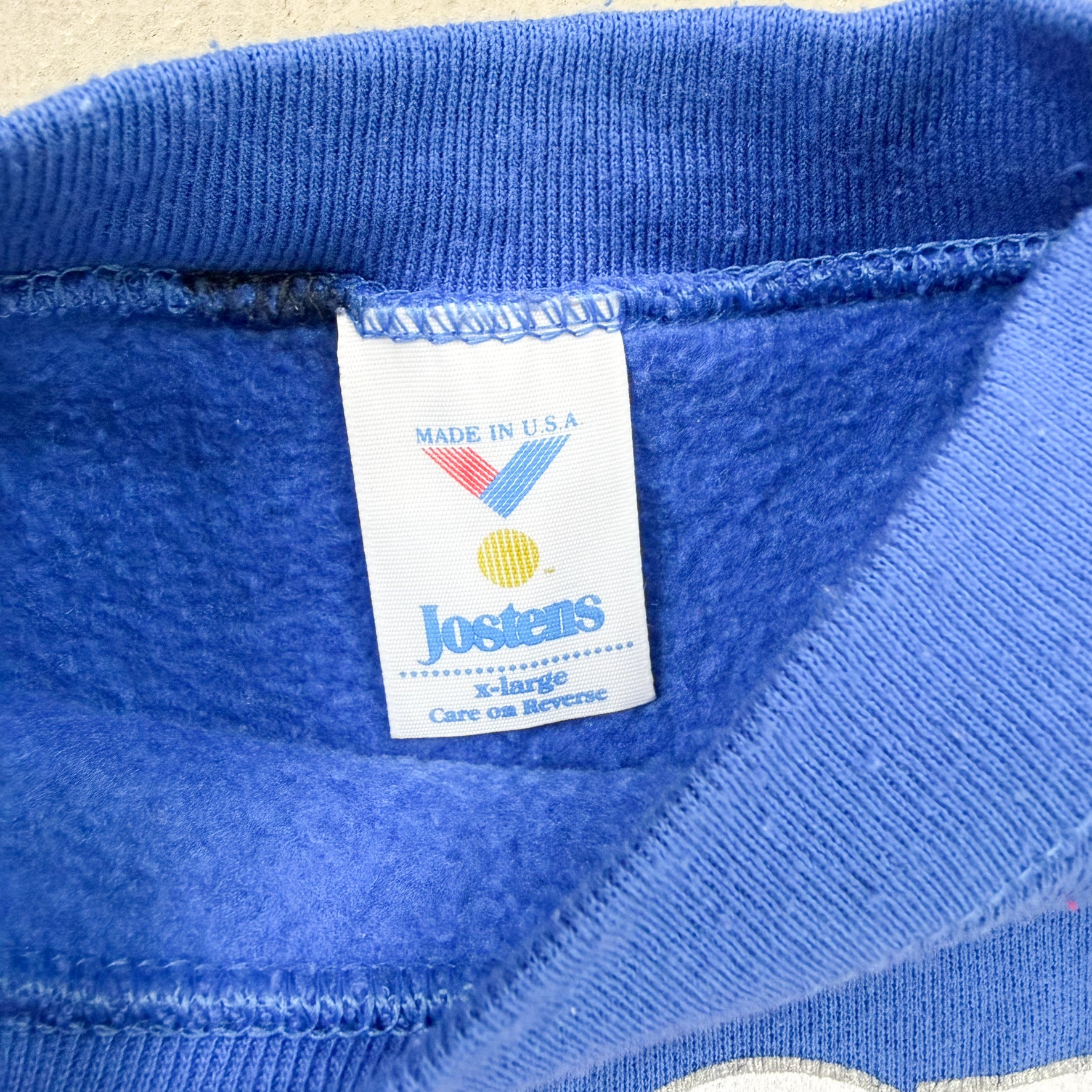 F- Vintage '93 Looney Tunes Bugs Bunny Embroidered Character Made In USA Crewneck